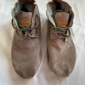 TOMS 7.5 moccasins flats lace up booties grey gray